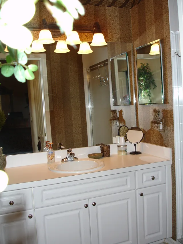 Everything about this condo says upscale.  Please note the nice bath.