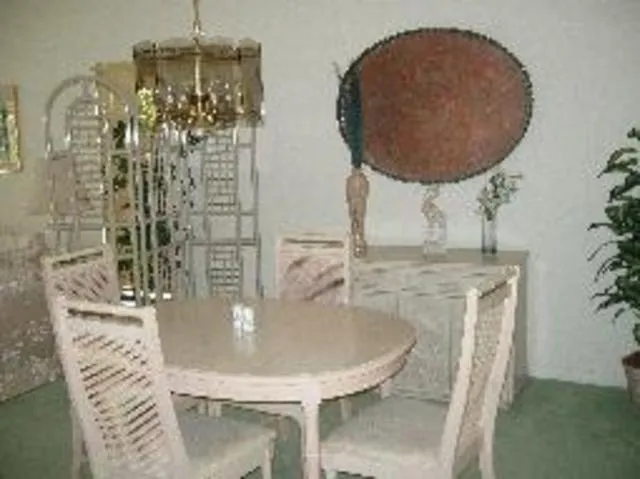 Gracious dining with ease, this table expands to seat 8.