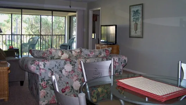 SNOWBIRD GETAWAY! 5 MINUTES TO OLDE NAPLES photo 8