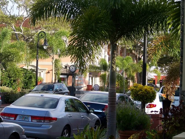 3rd St. shopping, dining and nightlife. Minutes from condo
