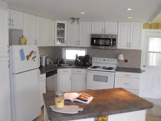 Kitchen updated 2009 incl dishwasher, microwave fridge stove