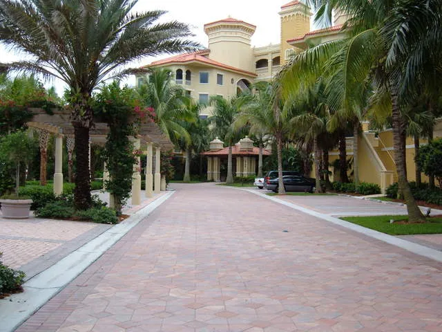 CONDO EXTERIOR
