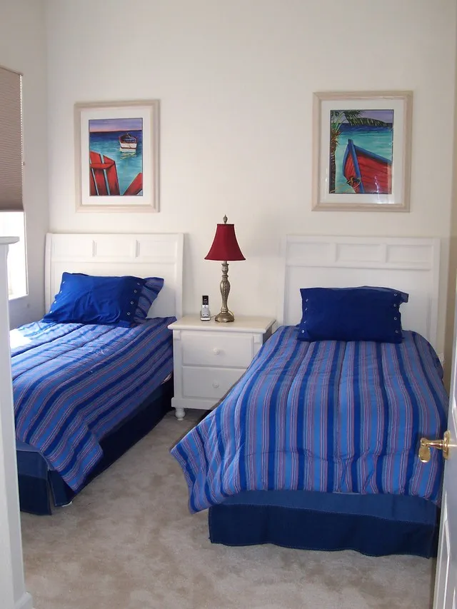 Twin bedroom w/2 twin beds is adjacent a 3rd bath.