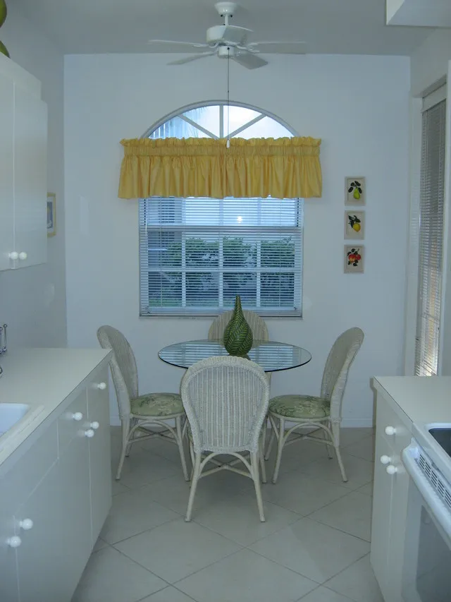 Kitchen table seats 4; Lanai patio table seats 6. Fully stocked kitchen!