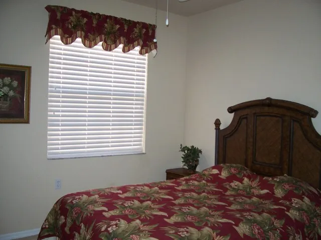 GUEST ROOM WITH QUEEN BED