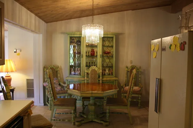 DINING ROOM THAT SEATS 8 PEOPLE OR MORE.
