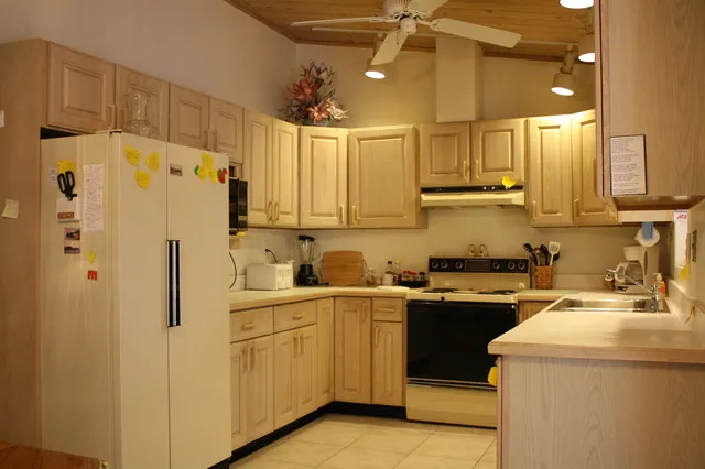 FULL KITCHEN TO MEET ALL YOUR COOKING NEEDS