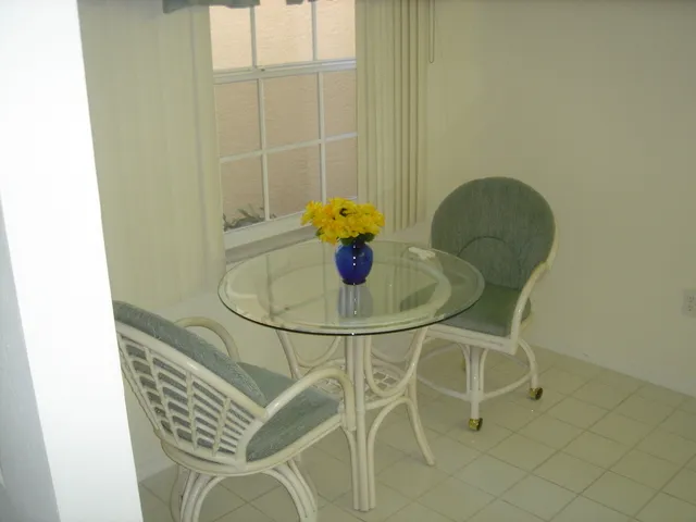 Kitchen eating area