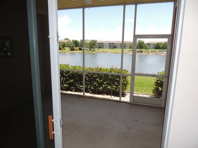 The back lanai overlooks the lake and golf course - picturesque!