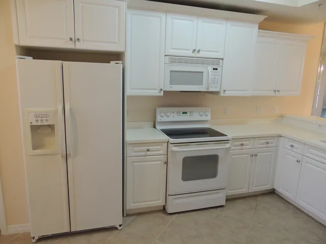 Clean and Immaculate - Ready to move in!!