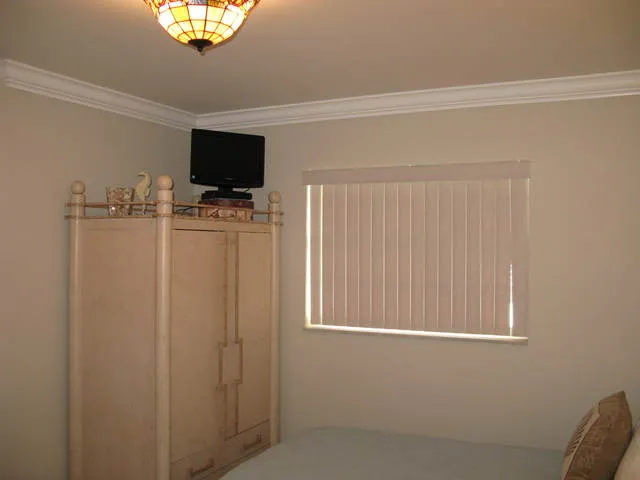 Guest bedroom with twin beds