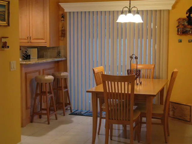 Dining room & kitchen bar