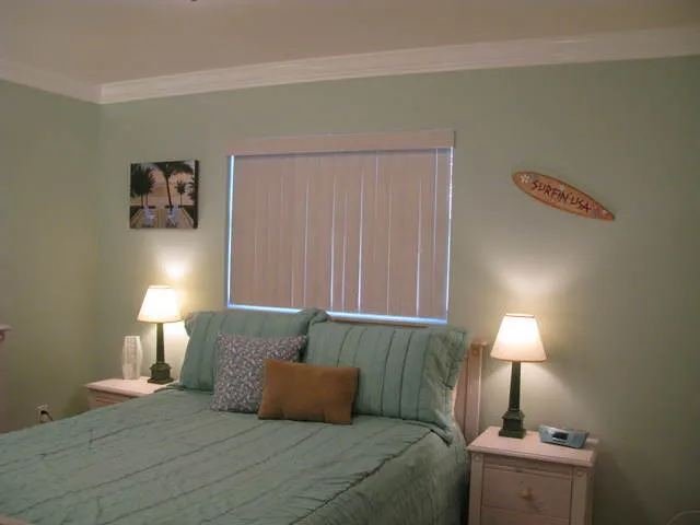 Guest bedroom with queen bed