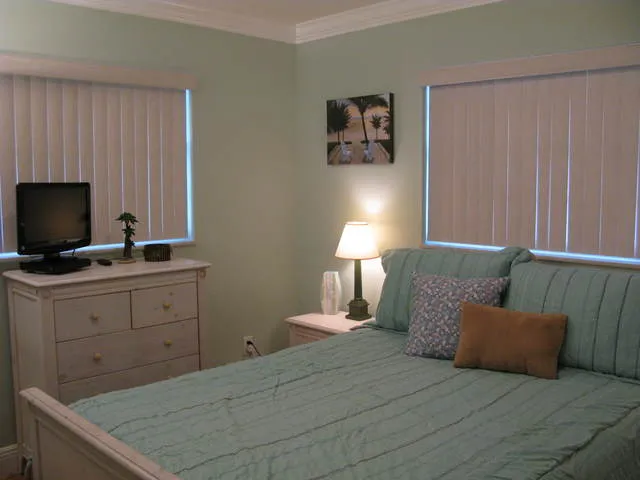 Guest bedroom with queen bed