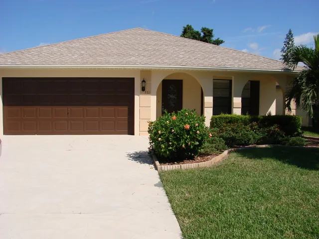 Gorgeous and renovated single family home, within blocks to the beach! Bikes Provided!