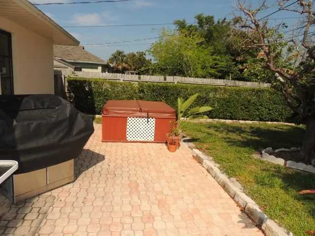 Completely fenced in yard w/ gas grill and hot tub!
