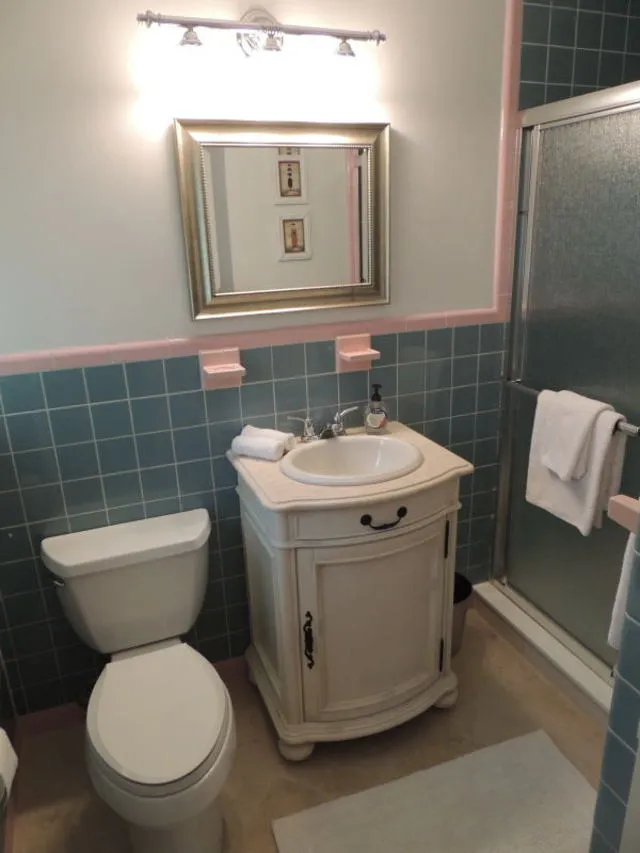 Guest bathroom ( total of 4 bedrooms / 3 baths )