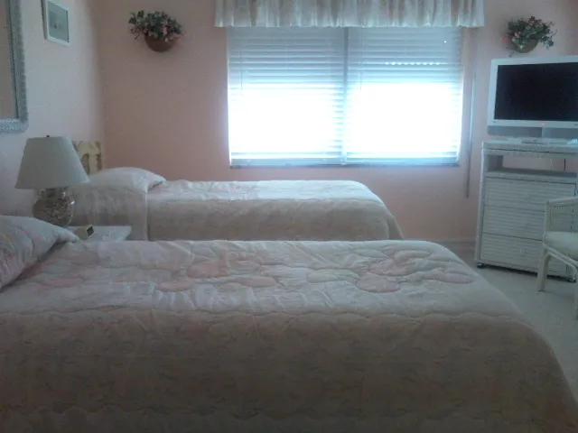 2nd Bedroom w/ 2 Twin Beds