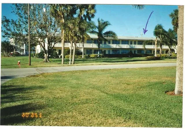 Olde Naples condo. Short walk to beach and Third St. photo 6