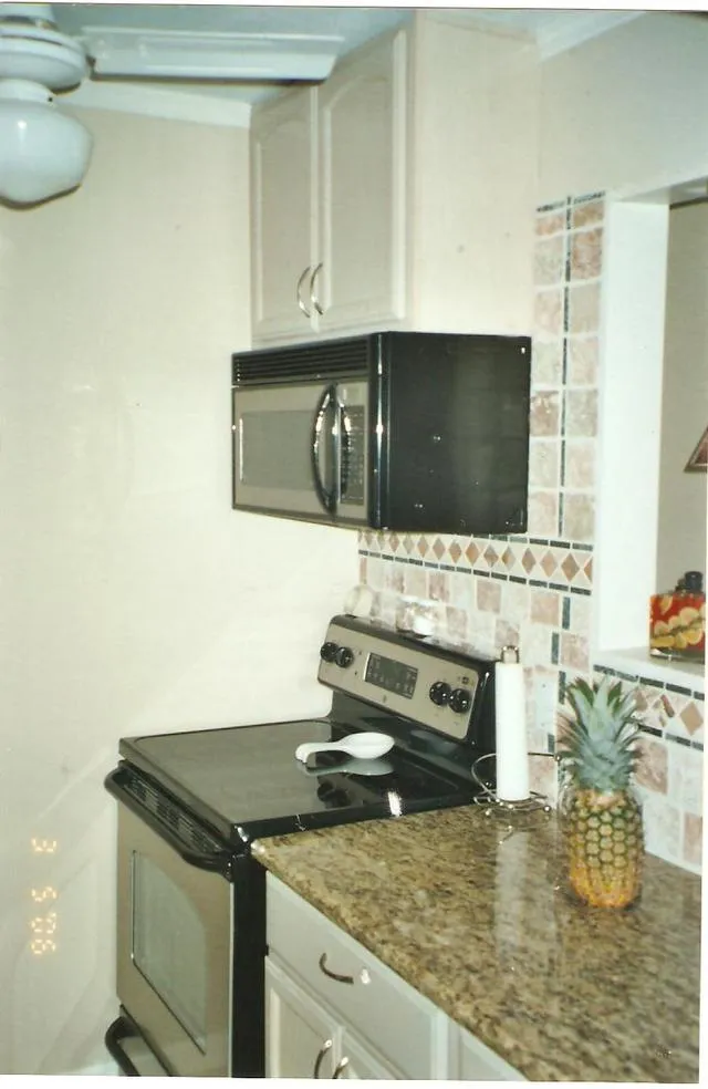 Olde Naples condo. Short walk to beach and Third St. photo 11
