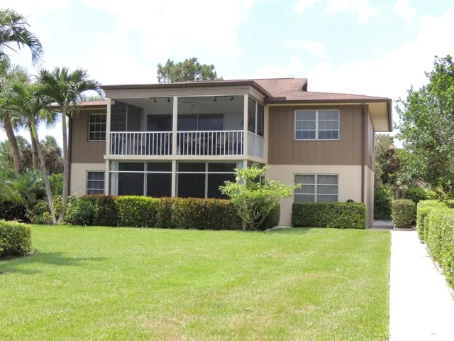 This villa lives like a single family home - its the entire 1st floor!