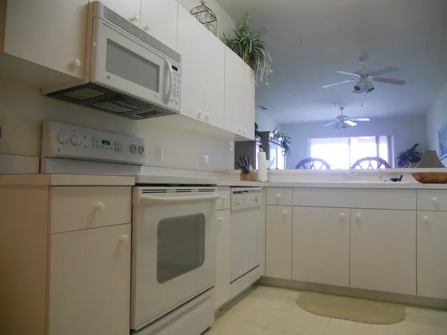 Nice, clean kitchen