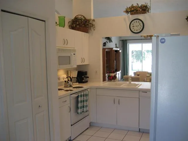 Beautiful villa with heated pool near beach photo 3