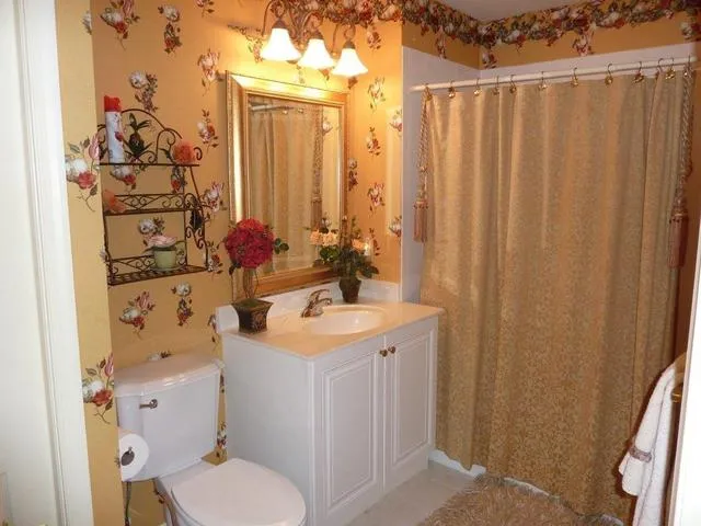 Guest Bath with linen closet!
