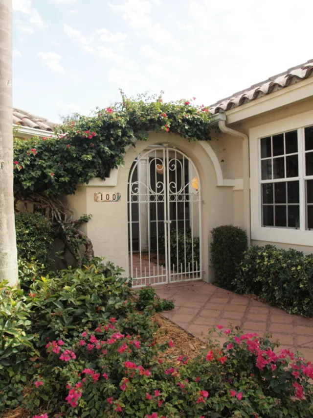 Front entrance into courtyard.