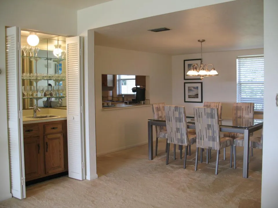 dining area with seating for 4