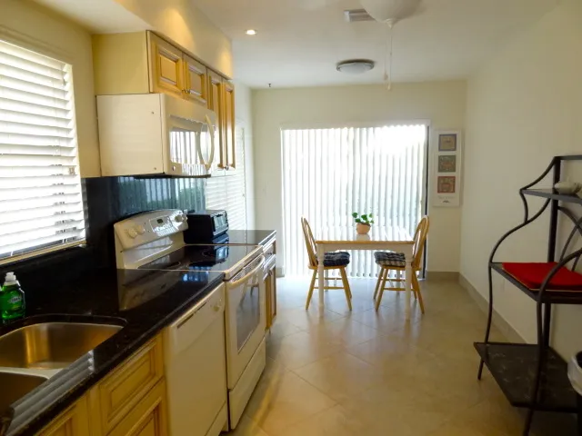 Beachwalk Villa-walking distance to Vanderbilt Beach photo 3