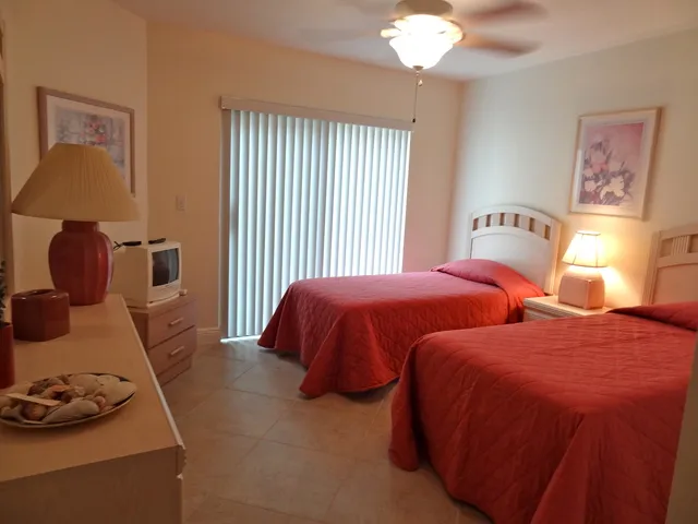 Guest bedroom with 2 twin beds