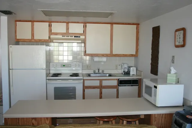 FALLING PRICES THRU 12-1 only $700wk BEACH CONDO photo 6