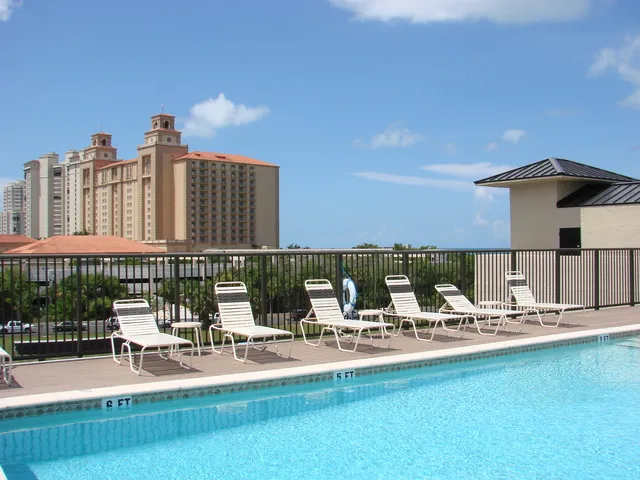 The pool is located on the 4th floor - very quiet and peaceful