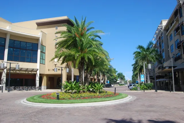 Mercato/Shops/Cinema/Restaurants
