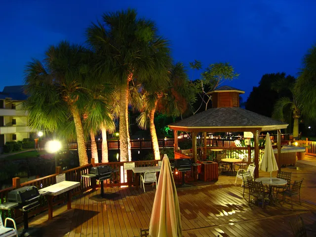 Naples Park Shore Resort Condo - January still OPEN! photo 7