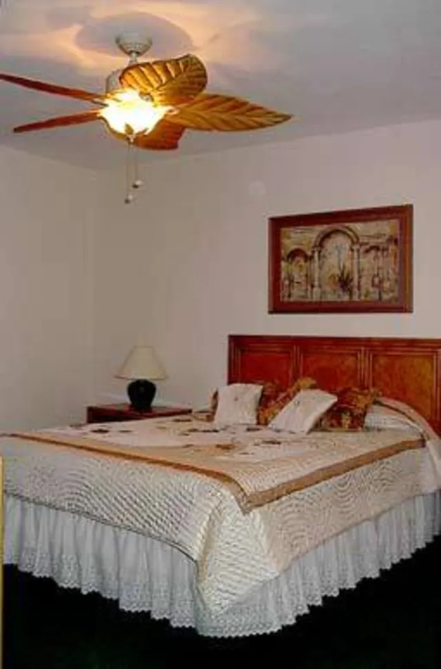 Naples Park Shore Resort Condo - January still OPEN! photo 8