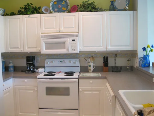 Kitchen,fully equipped...pots,pans,coffee maker etc.