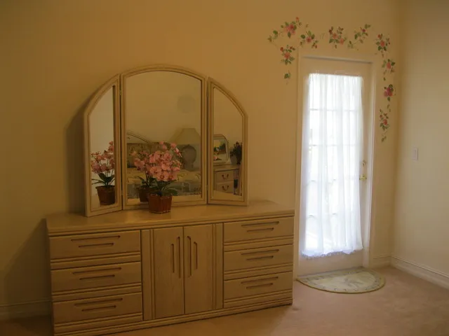 Master bedroom, with exit to Lanai