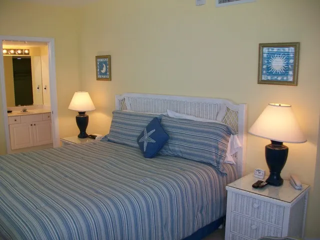 MASTERBEDROOM/BATH 702 