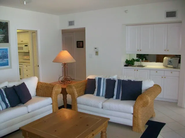 LIVING 403 / KIT / FOYER