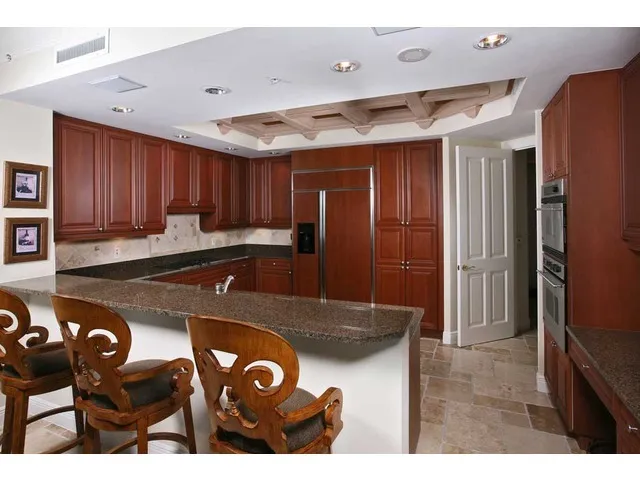 KITCHEN / BREAKFAST BAR