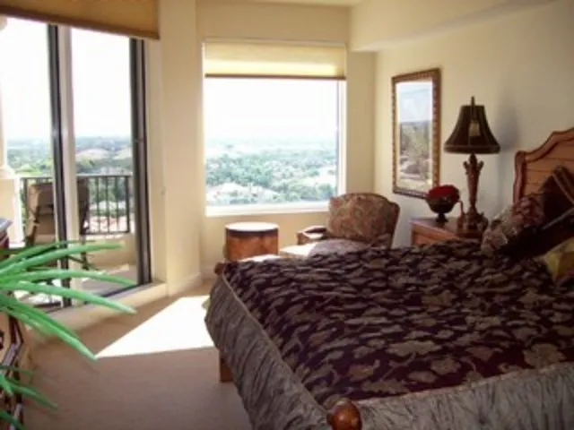 GUEST BEDROOM SUITE I - 
KING SIZE BED EN SUITE