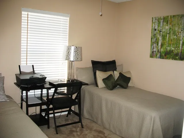 Twin guest room