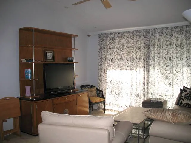 Wireless internet,free cable, drop-down desk,storage, quality furniture