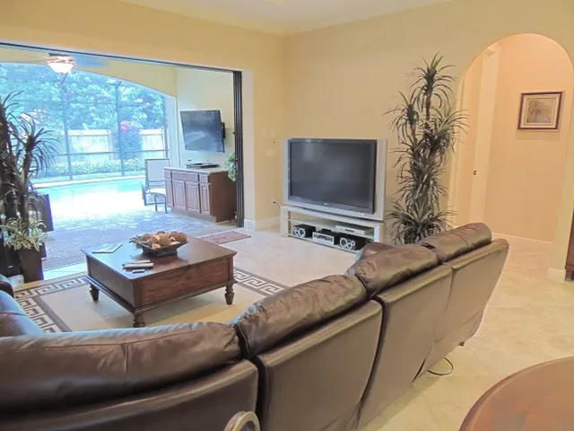 5 flat screen tv's throughout with wi fi internet