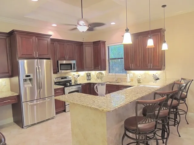 Kitchen seats 4 at the breakfast bar