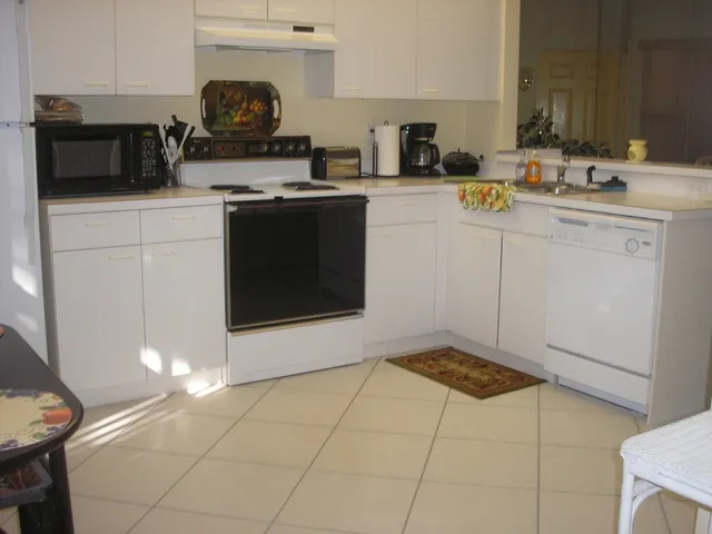 Fully applianced (even small appliances) kitchen