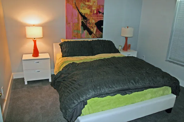 2nd bedroom with queen size bed