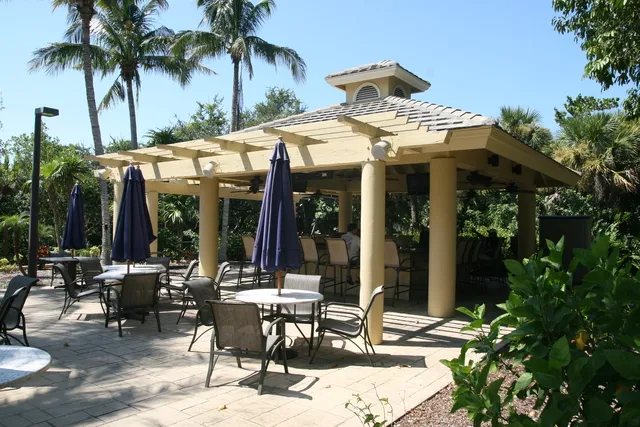 Huge outside pool area Tiki sports bar & eating area,4 TV's & bartender